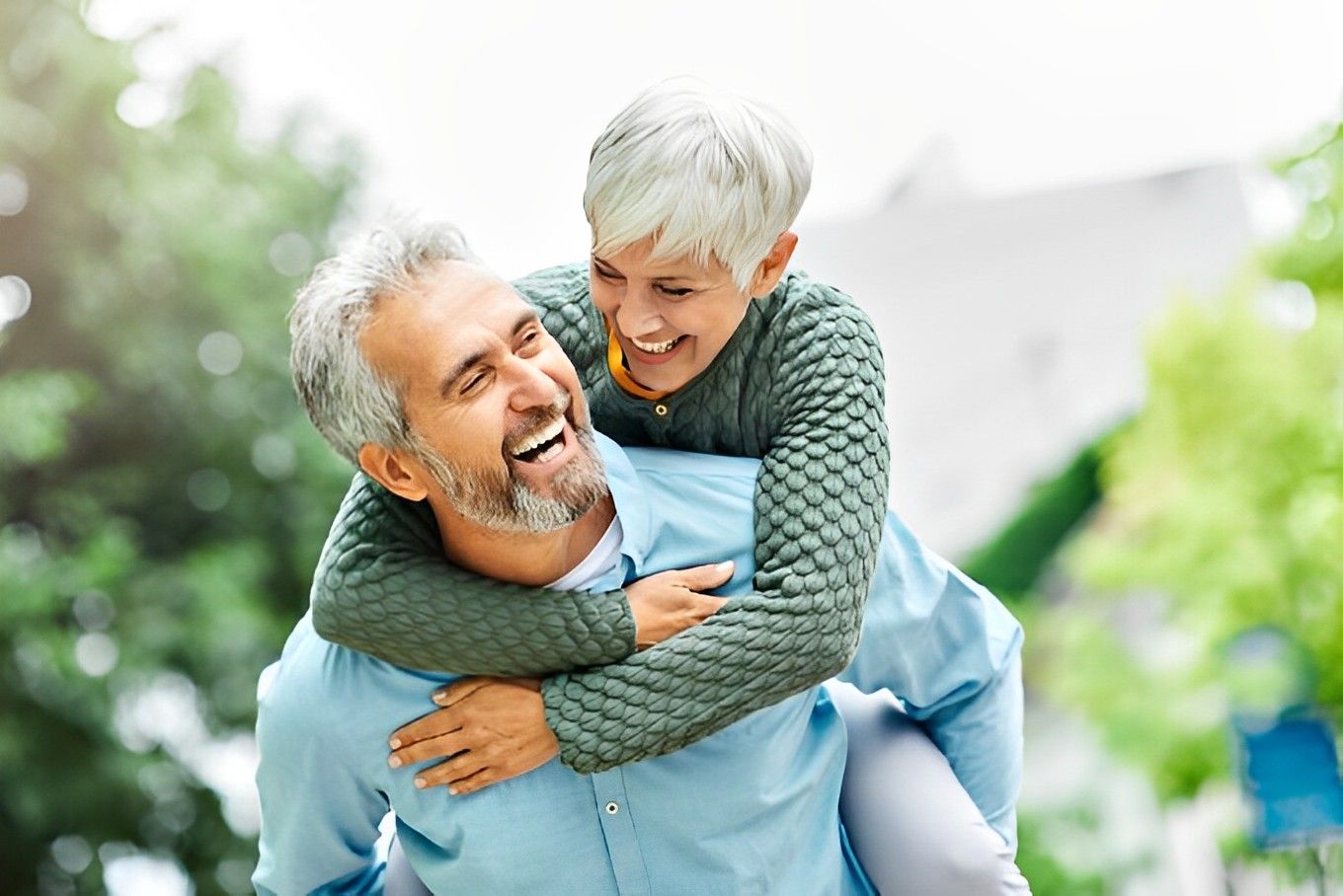 Pensionado sonriendo